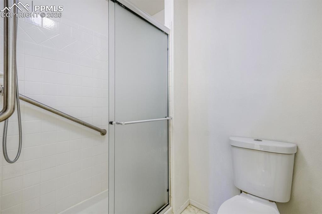 Image 23 of 25: Bathroom