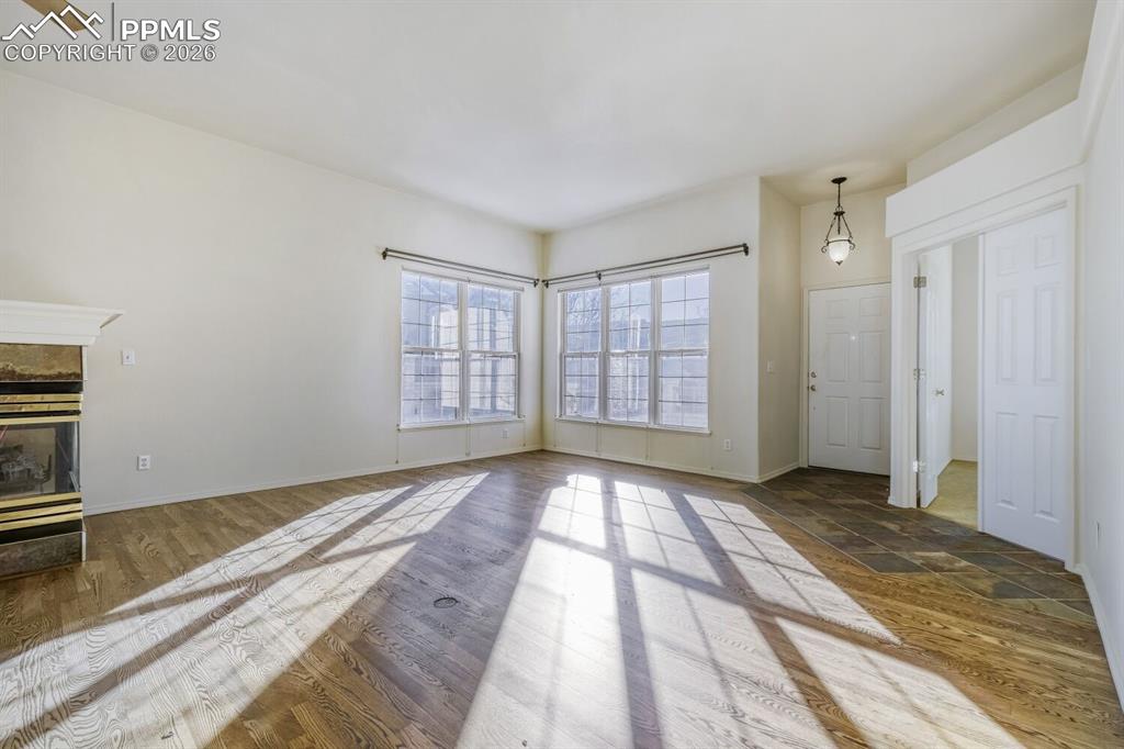 Image 5 of 25: Living Room