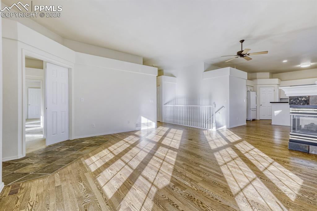 Image 7 of 25: Living Room