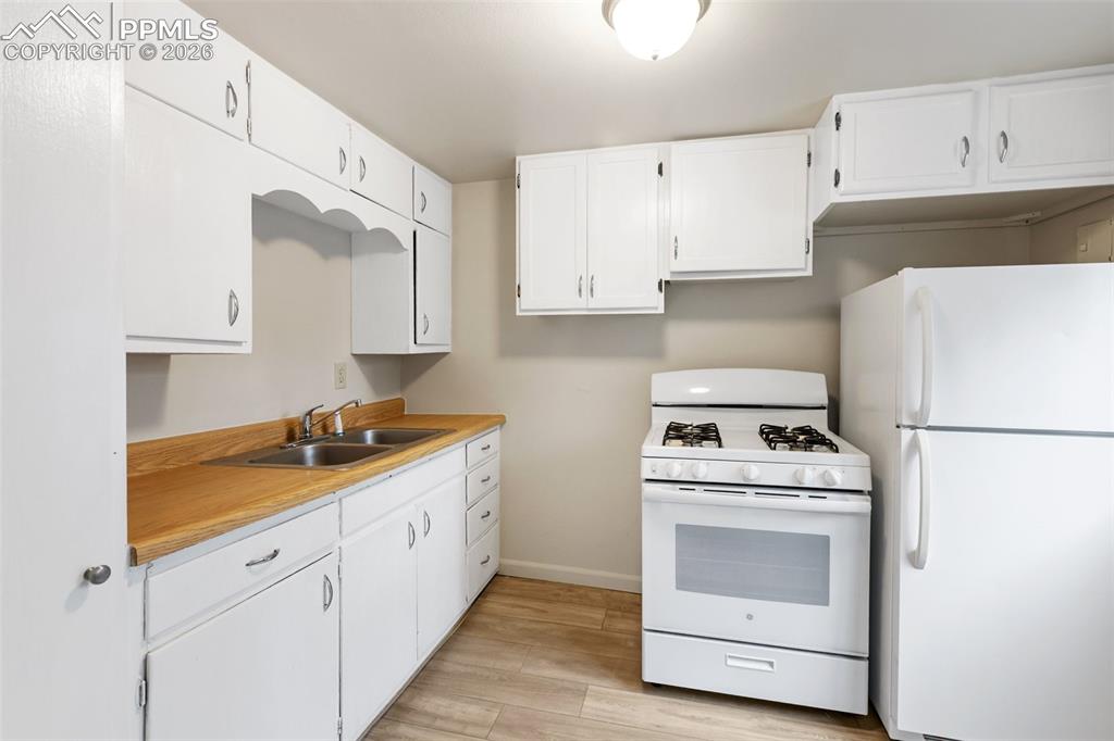 Image 12 of 35: Kitchen