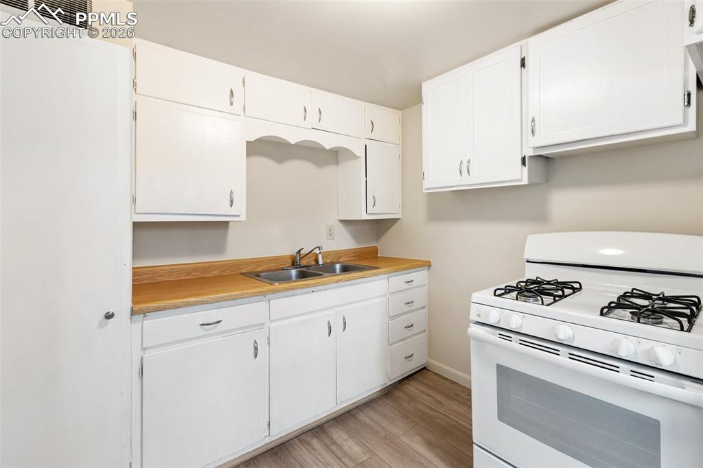 Image 13 of 34: Kitchen