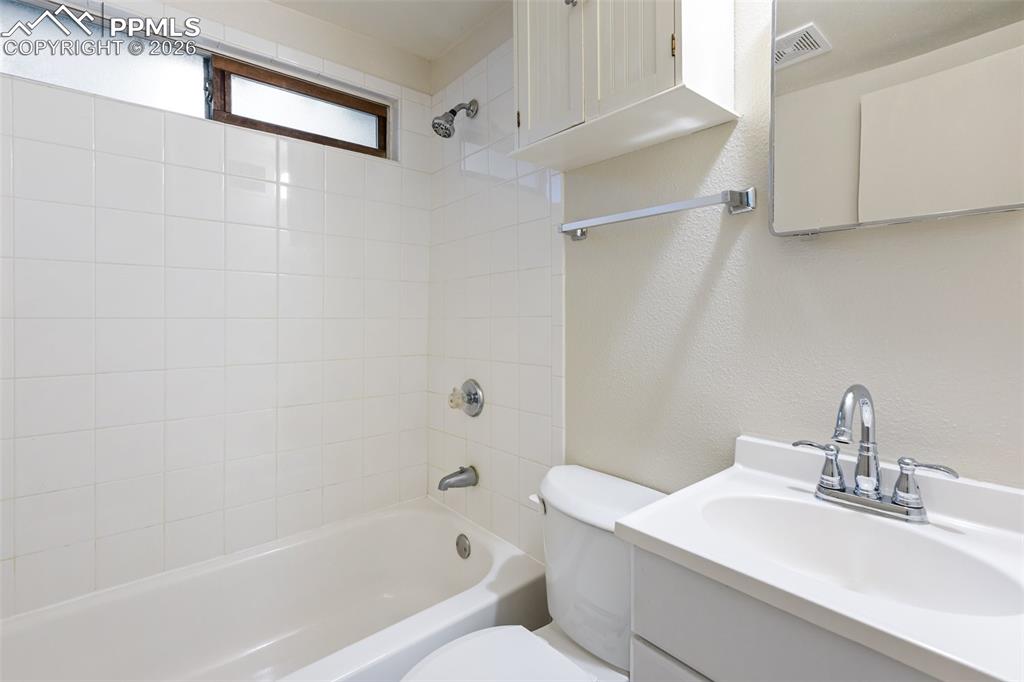 Image 21 of 34: Bathroom