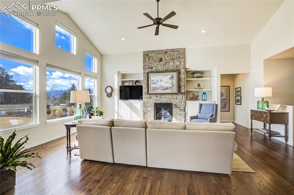 Image 13 of 50: Living Room