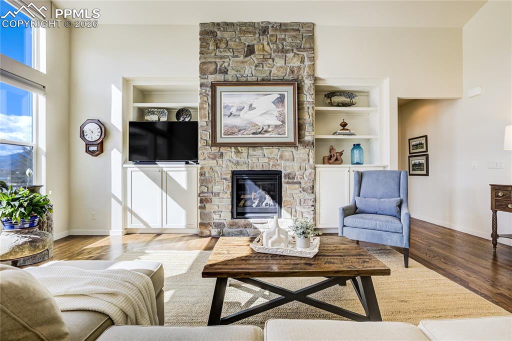 Image 16 of 50: Living Room