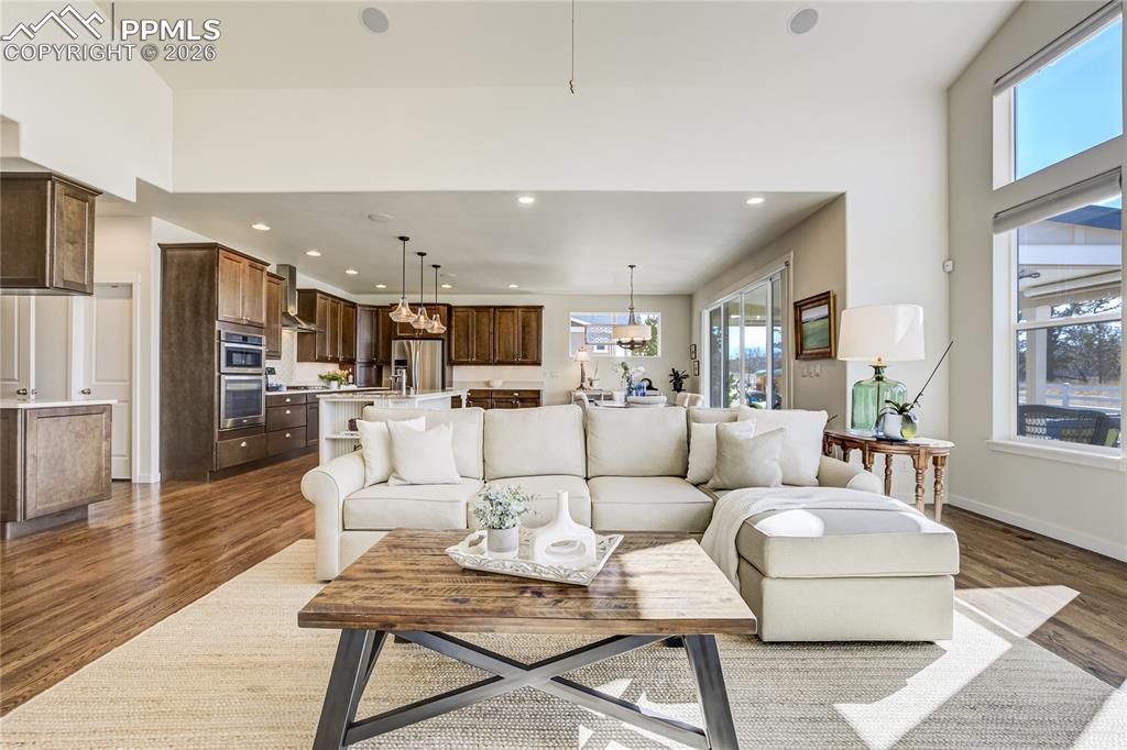 Image 18 of 50: Living Room