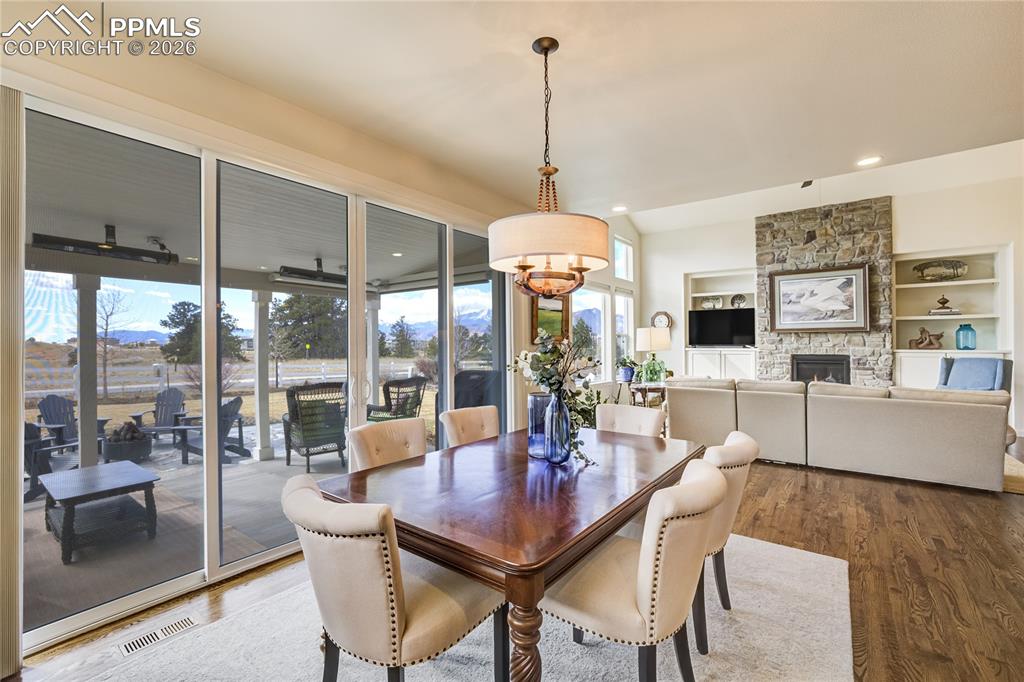 Image 20 of 50: Dining Area