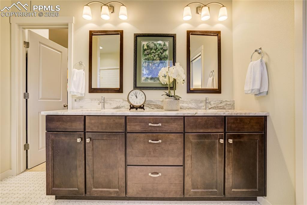 Image 27 of 50: Bathroom