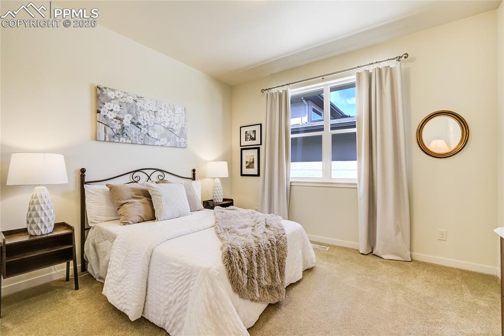 Image 28 of 50: Bedroom