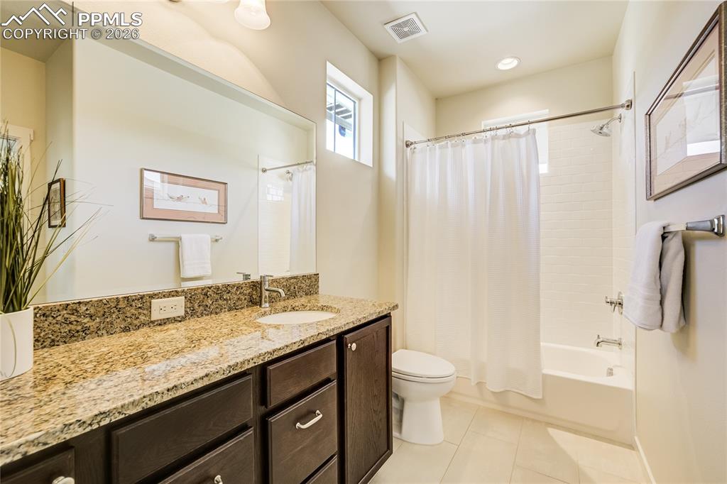 Image 29 of 50: Bathroom