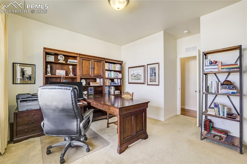 Image 30 of 50: Office