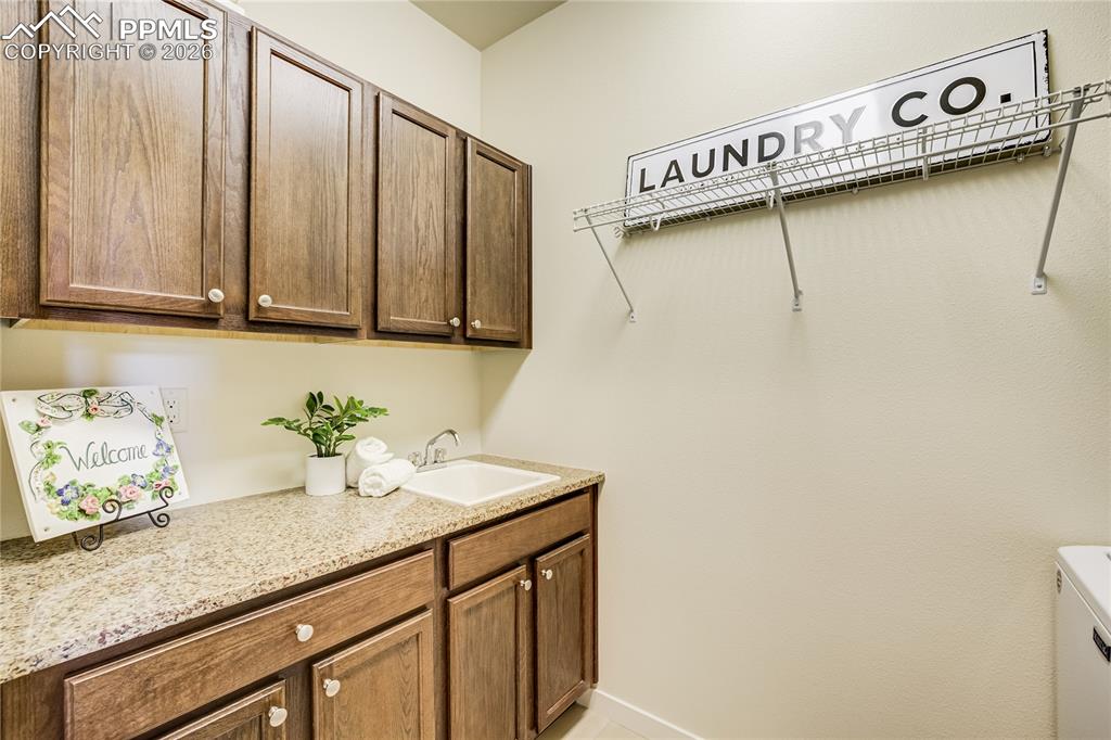 Image 31 of 50: Laundry