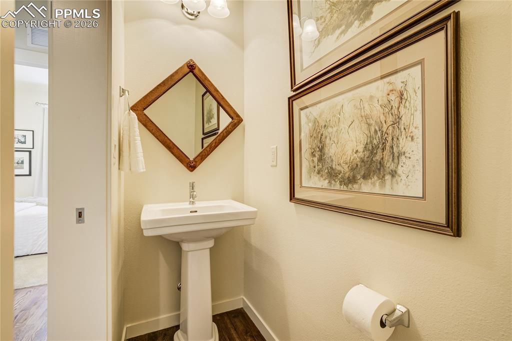 Image 32 of 50: Bathroom