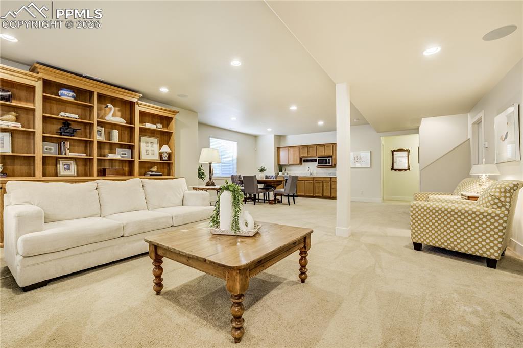 Image 33 of 50: Living Room