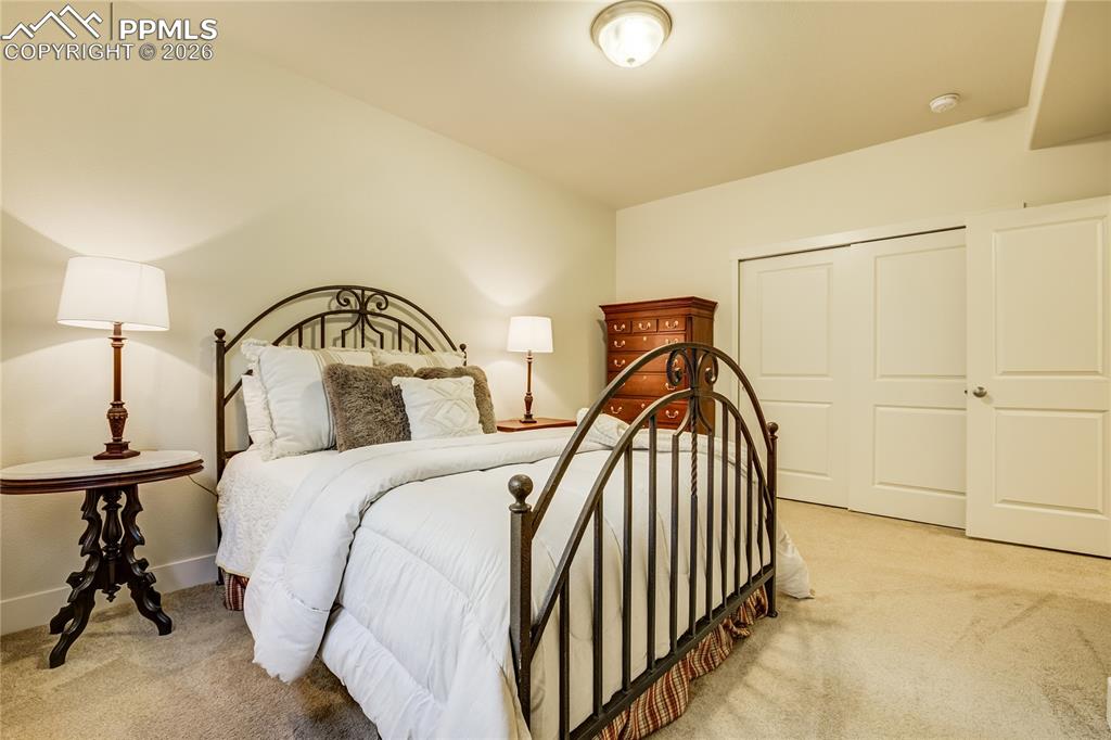 Image 37 of 50: Bedroom