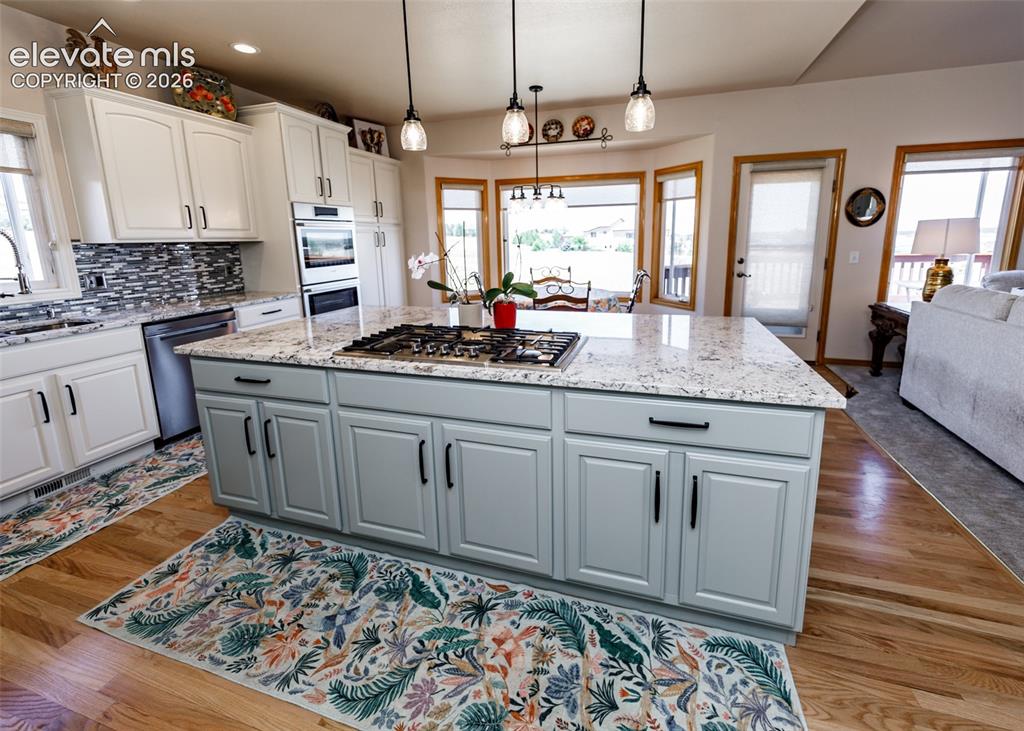 Image 19 of 45: Kitchen