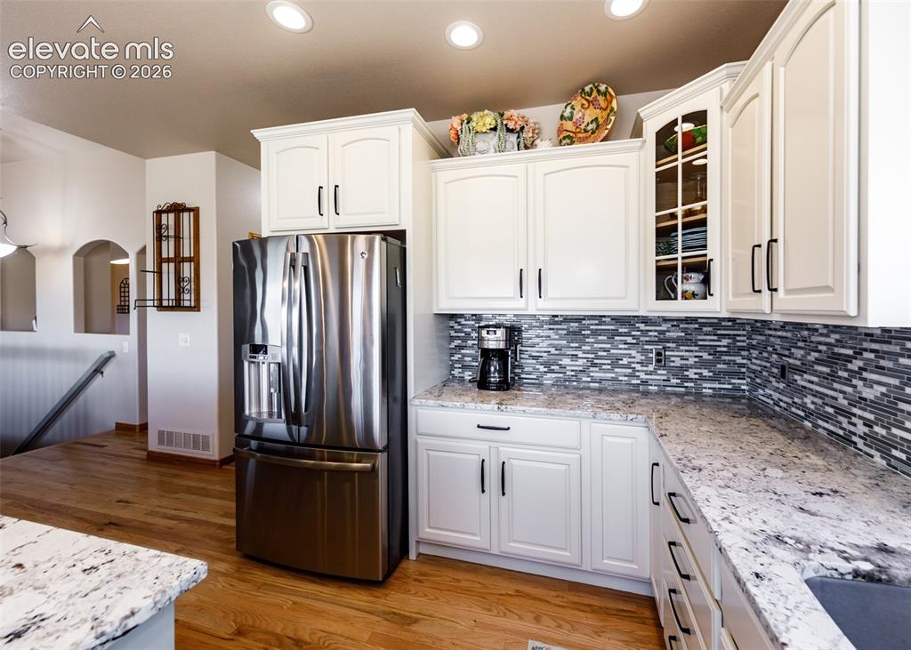 Image 21 of 45: Kitchen