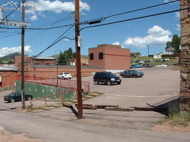 Caption: from the alley looking toward Carr Avenue