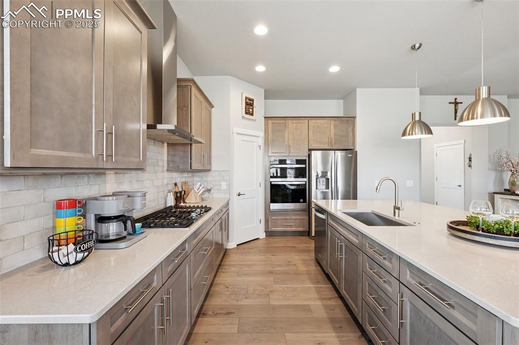 Image 12 of 45: 42" cabinets and upgraded appliances!