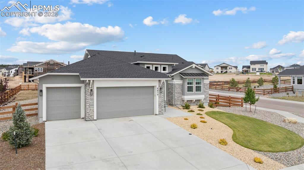 Image 3 of 45: Fully extended three car garage!