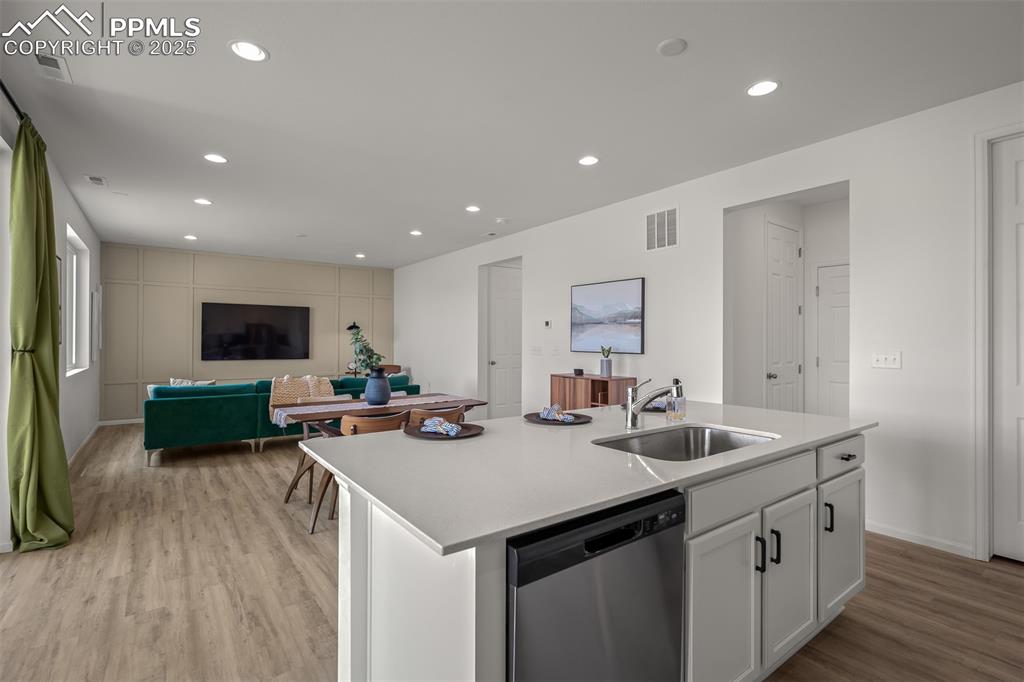 Image 16 of 46: Kitchen