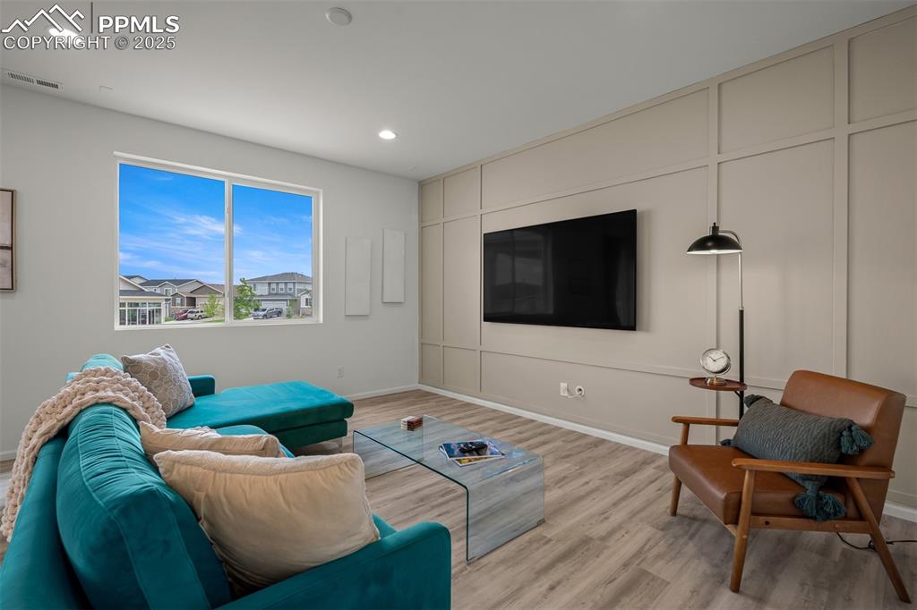 Image 19 of 46: Living Room