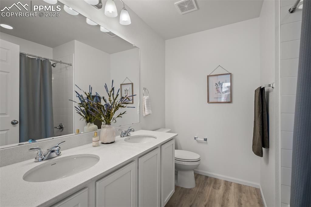 Image 37 of 46: Bathroom