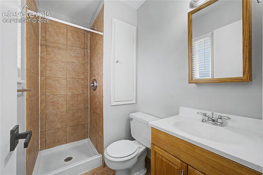 Image 32 of 34: Bathroom