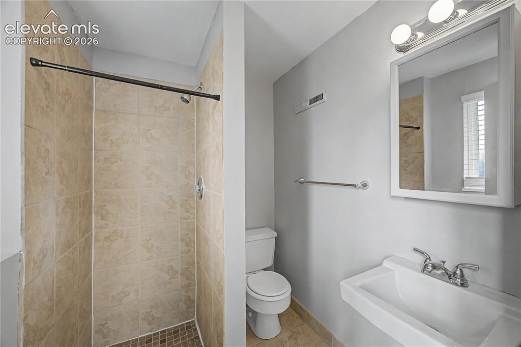 Image 9 of 34: Bathroom