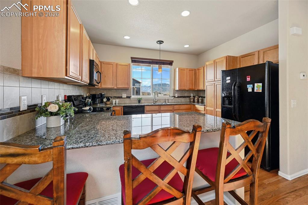 Image 11 of 44: Kitchen