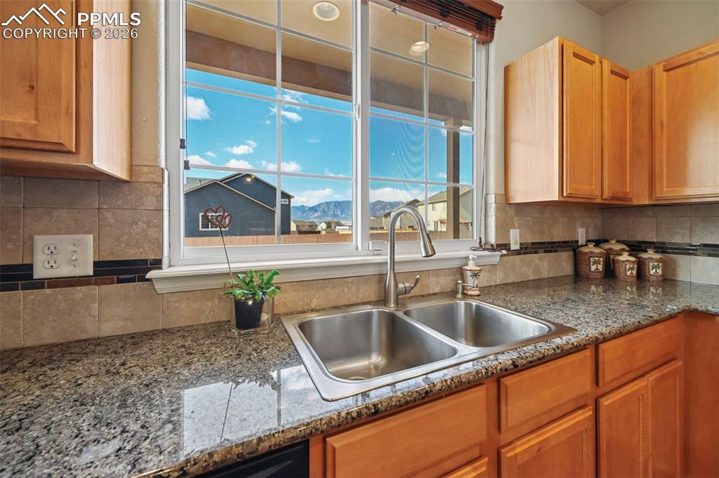 Image 12 of 44: Kitchen