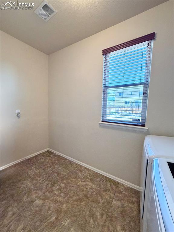 Image 37 of 44: Spacious laundry room