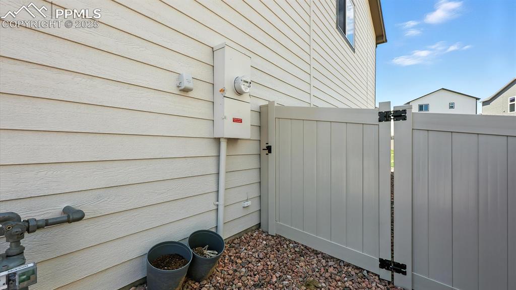 Image 50 of 50: Side yard with gate to the front yard.