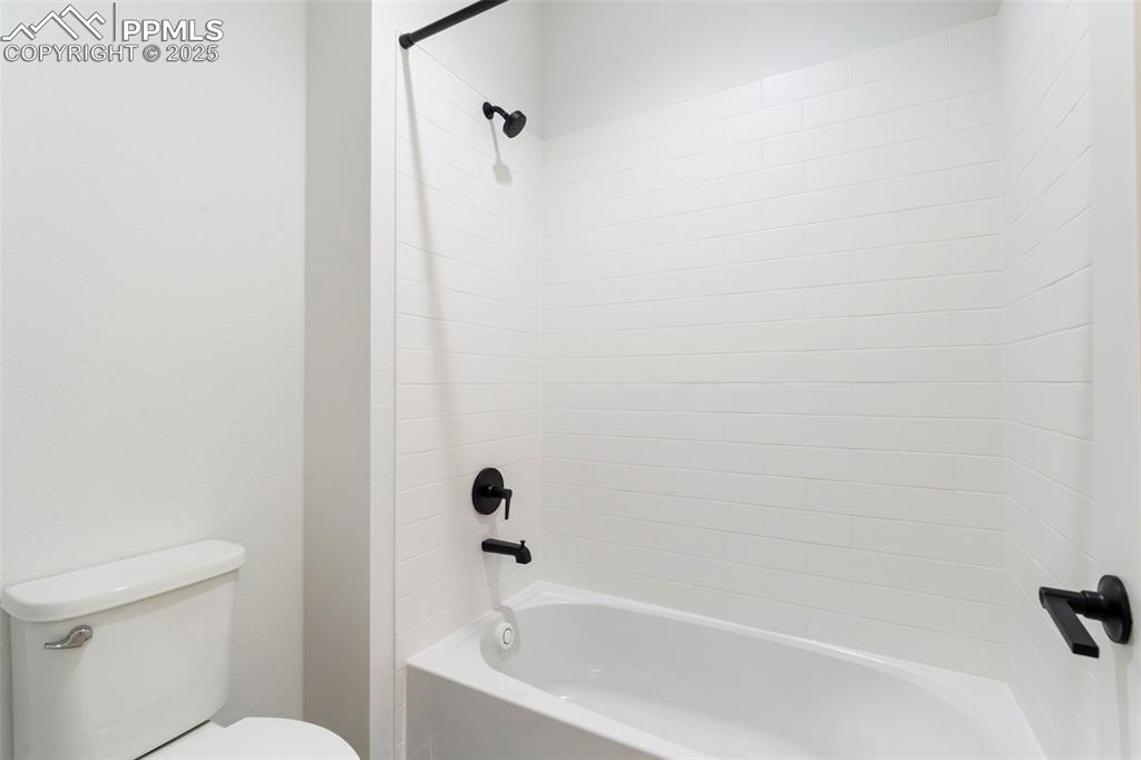 Image 37 of 43: Bathroom