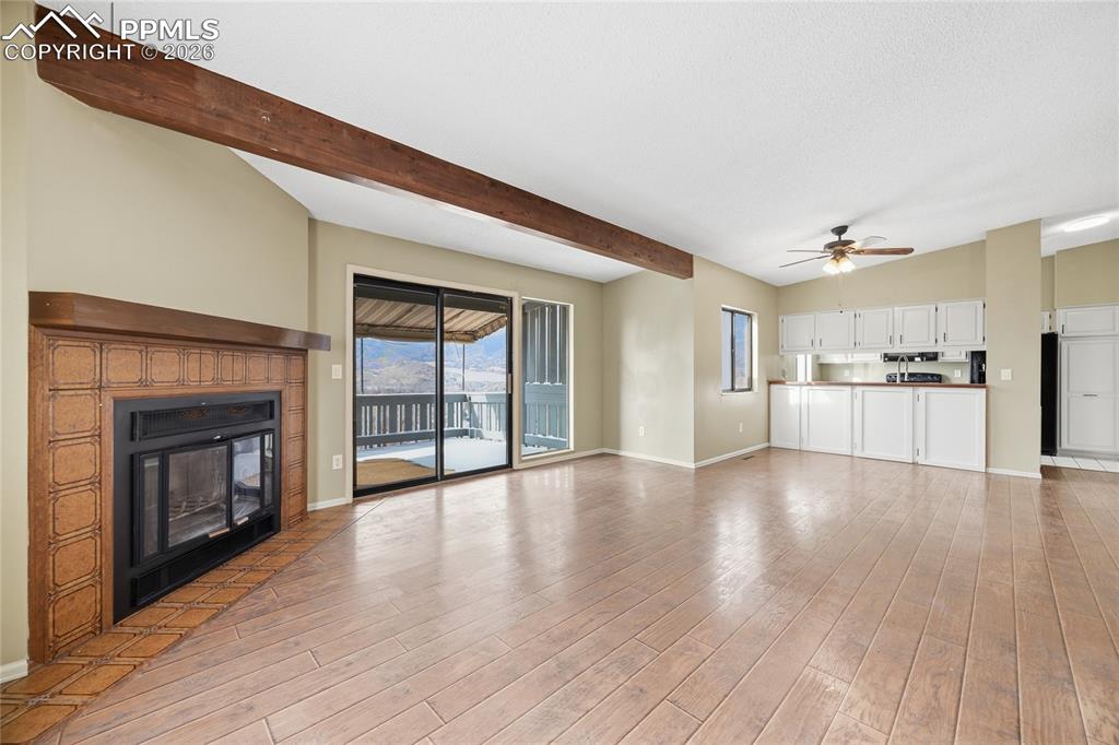 Image 10 of 32: Living Room