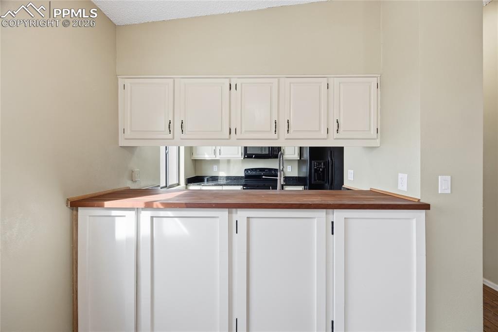 Image 12 of 32: Living Room