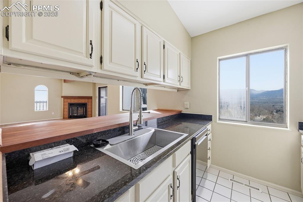 Image 13 of 32: Kitchen