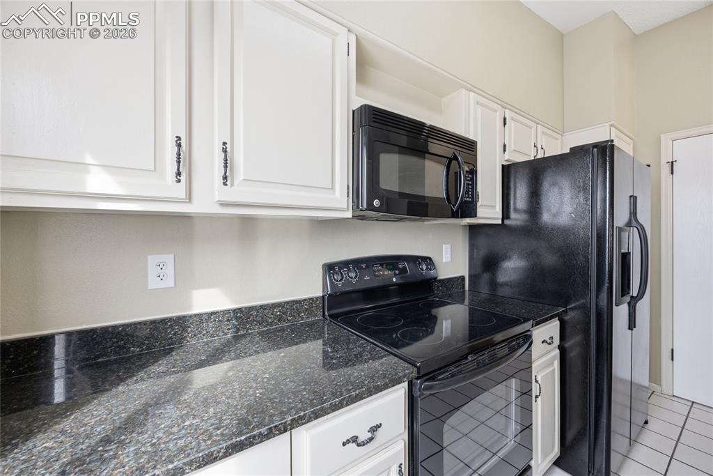 Image 14 of 32: Kitchen