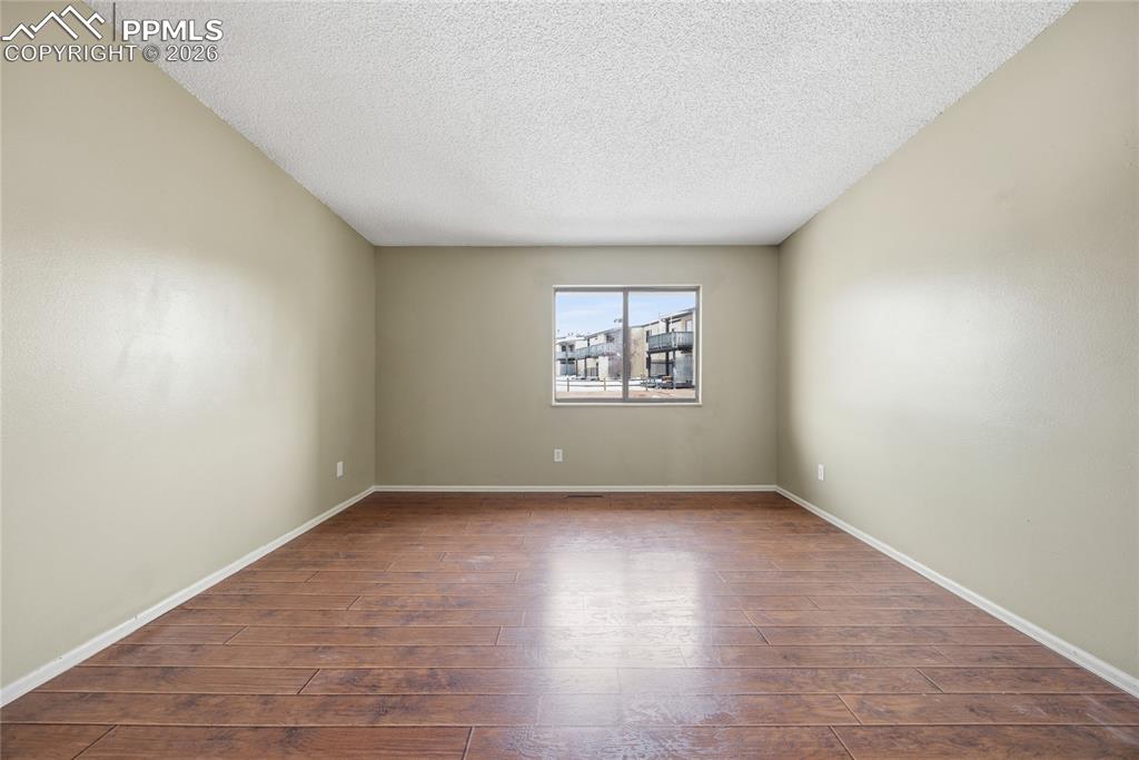 Image 16 of 32: Kitchen