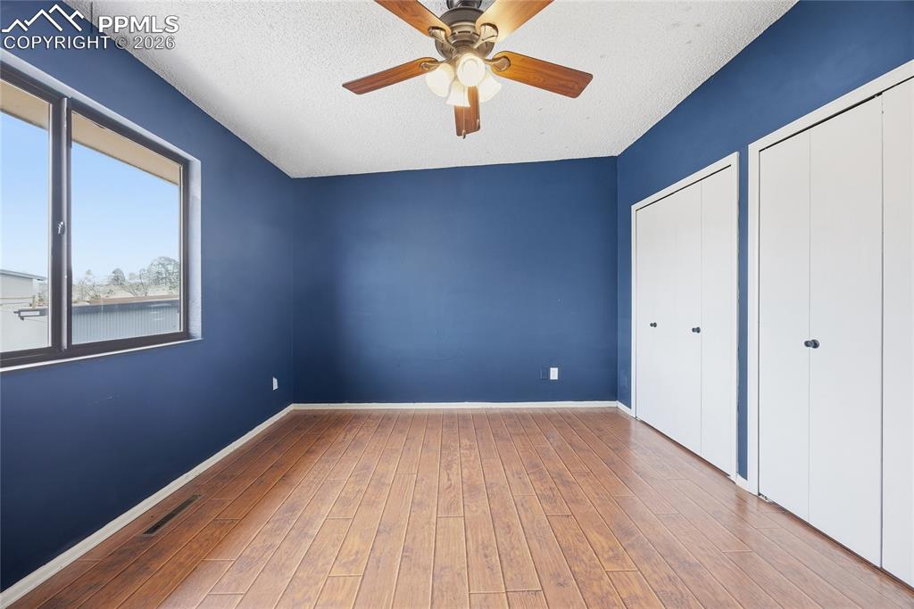 Image 19 of 32: Bedroom