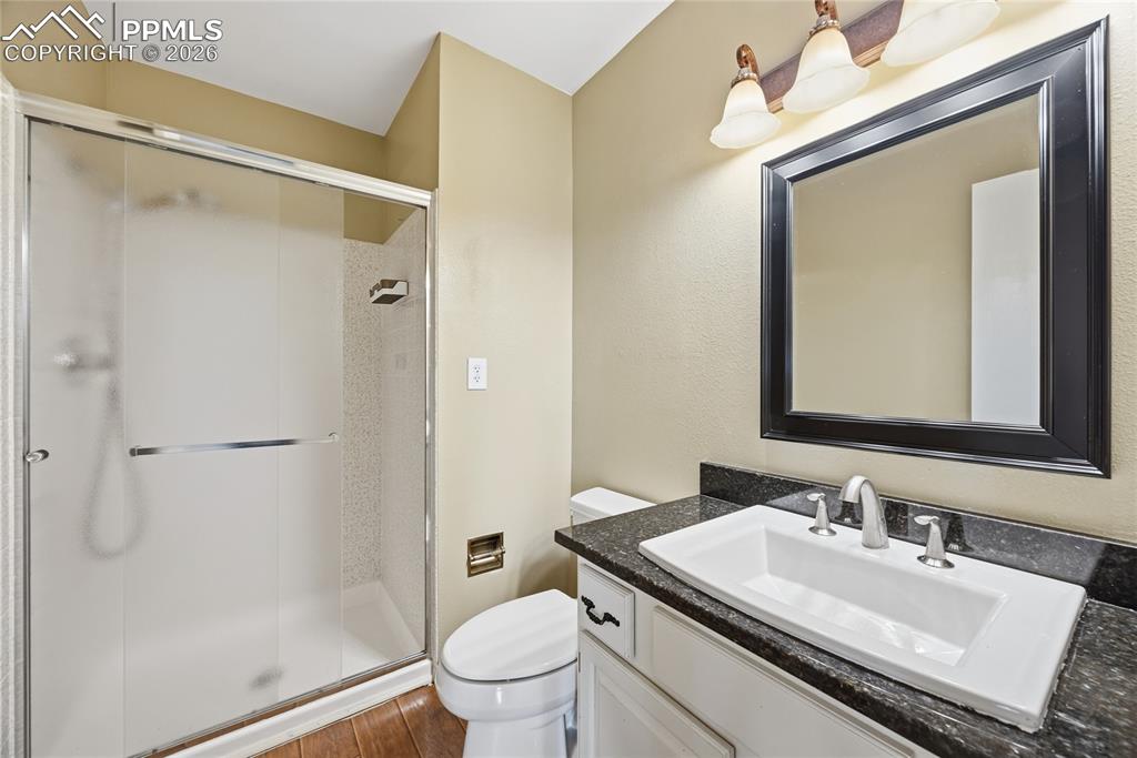 Image 26 of 32: Closet