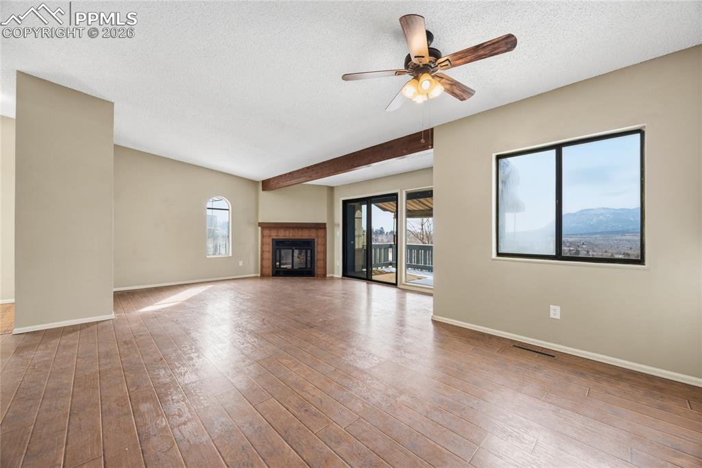 Image 3 of 32: Kitchen