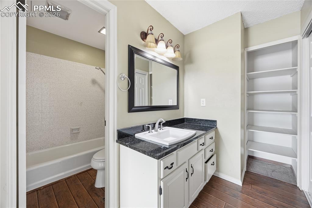 Image 6 of 32: Bedroom