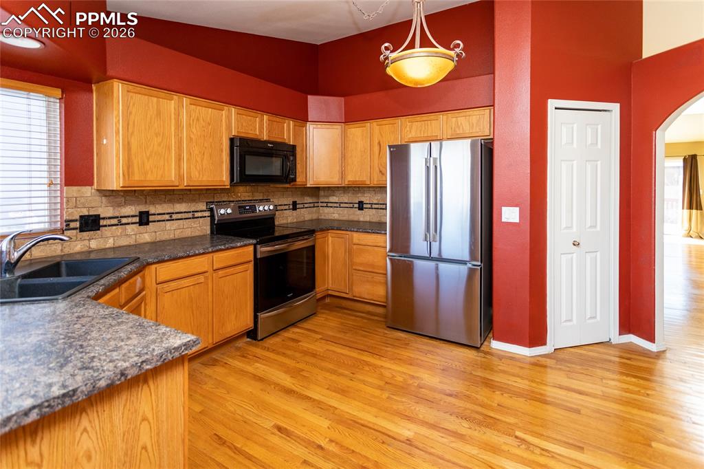 Image 10 of 48: Kitchen