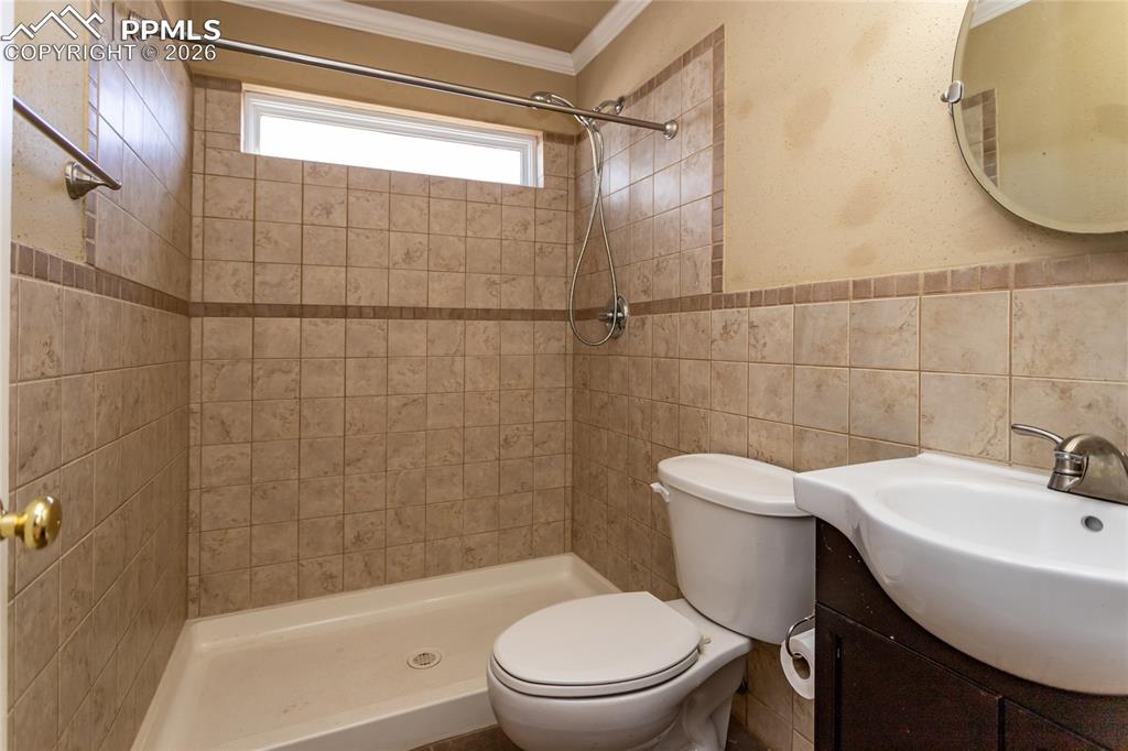 Image 26 of 48: Bathroom