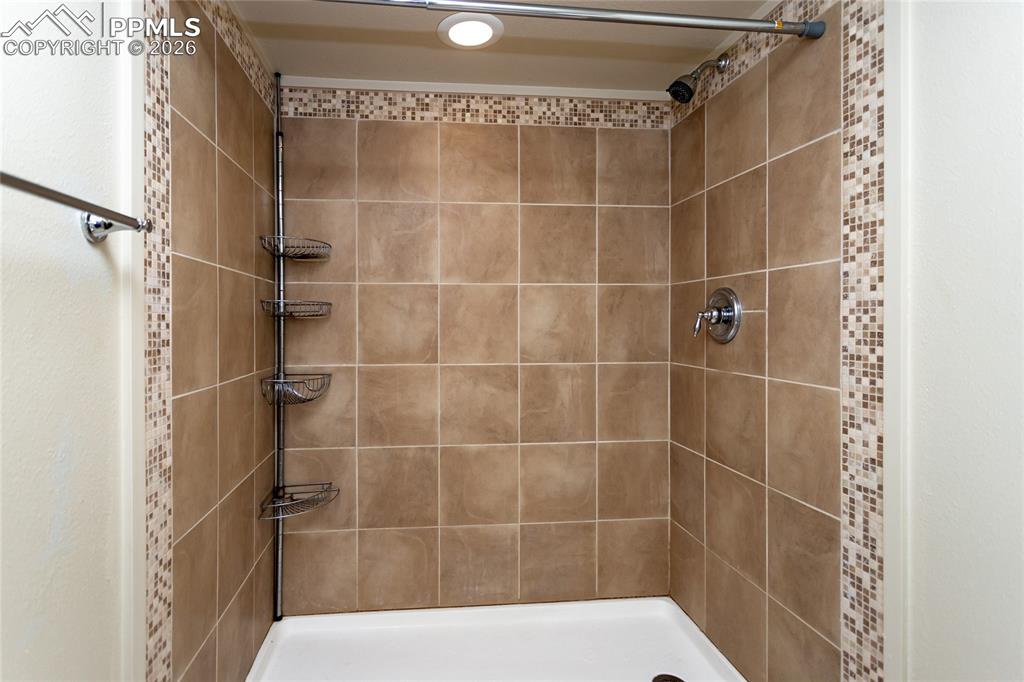 Image 38 of 48: Bathroom