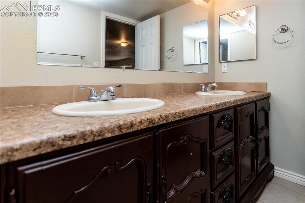 Image 39 of 48: Bathroom