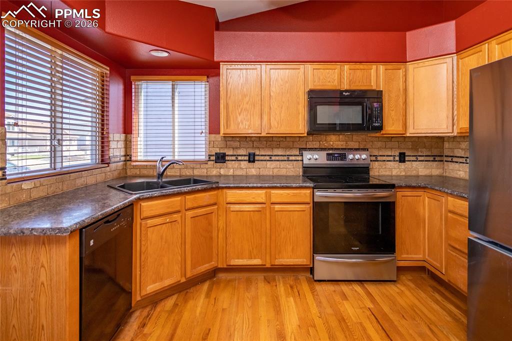 Image 8 of 48: Kitchen