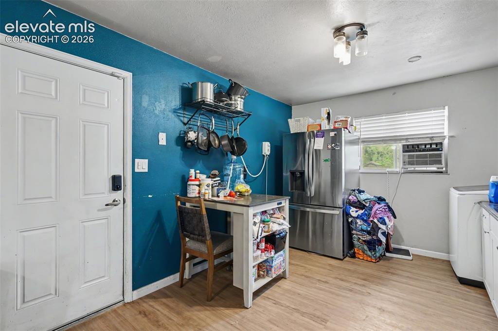 Image 10 of 25: Kitchen