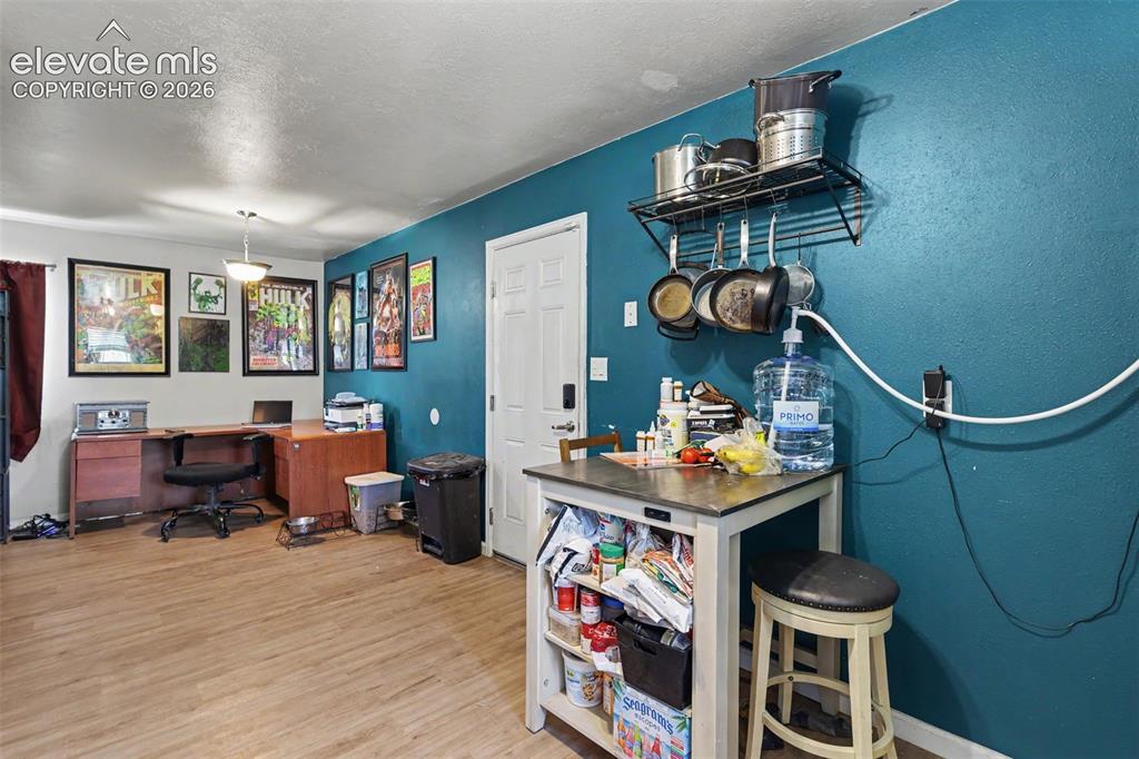 Image 11 of 25: Kitchen