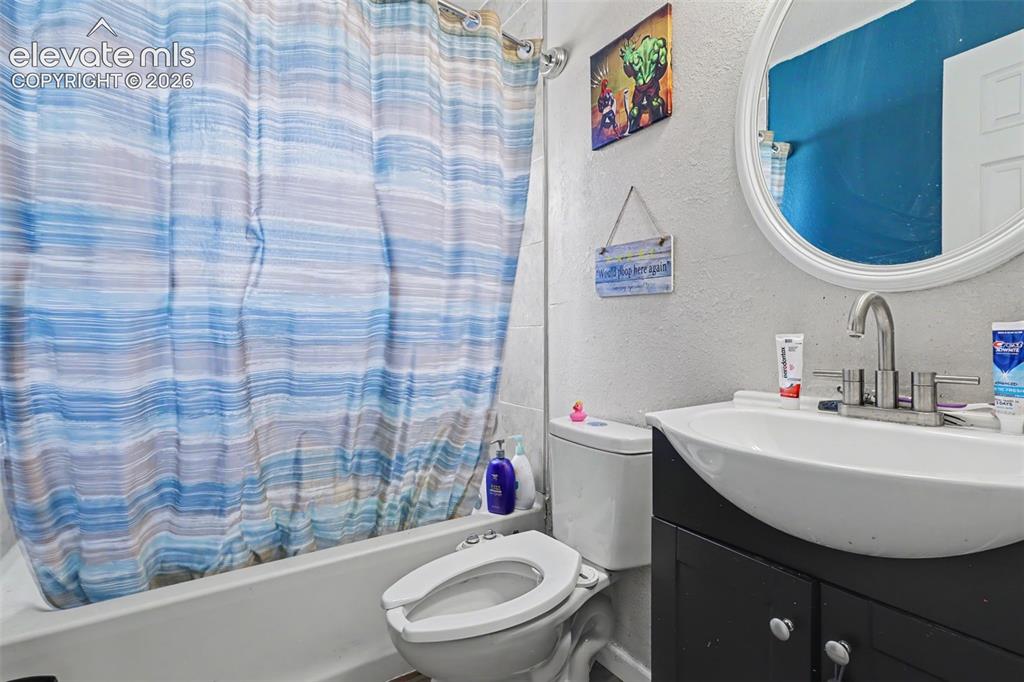 Image 14 of 25: The home has a full bathroom!